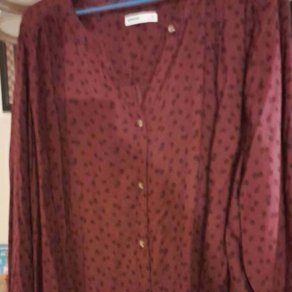 WOMENS 3X PLUS SIZE LONG SLEEVE BLOUSE. MAROON W/TINY BLACK FLOWERS. PLEATS BACK